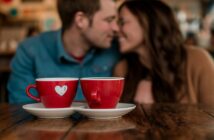 Singles finden Liebe auf Dating Cafe. (Foto: AdobeStock Curioso.Photography _808221233)