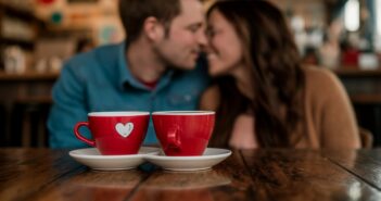 Singles finden Liebe auf Dating Cafe. (Foto: AdobeStock Curioso.Photography _808221233)